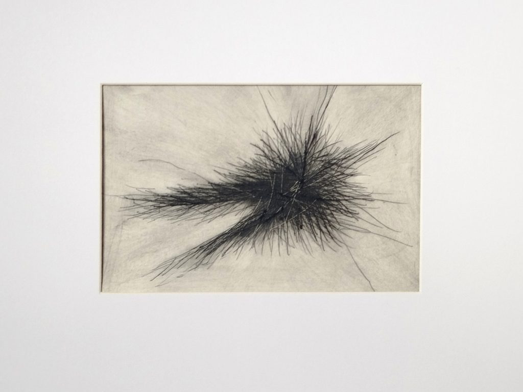 Formkerne, Serie experimenteller Kaltnadelarbeiten von Bettina Zimmermann mit verdichteten schwarzen Linienfeldern auf hellem Grund.
